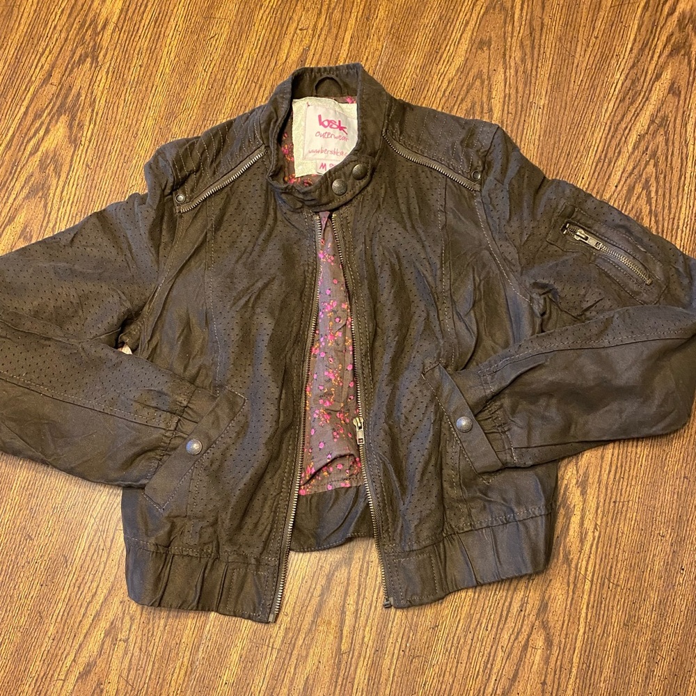 Cute zipper jacket woth floral inside!